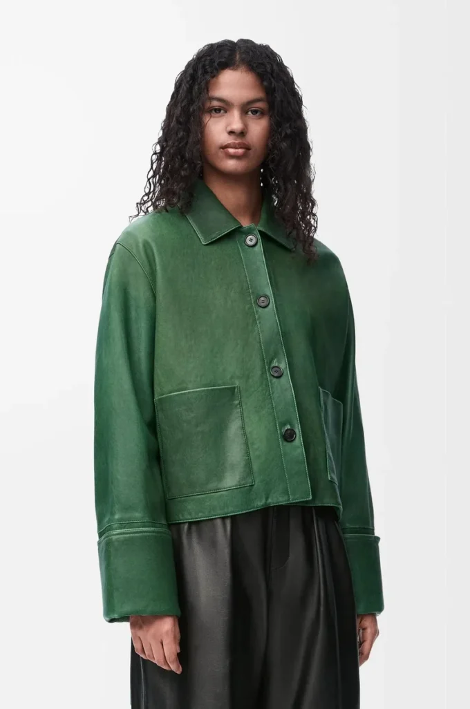 Chaqueta con puños vueltos de piel de cordero napa verde oscuro