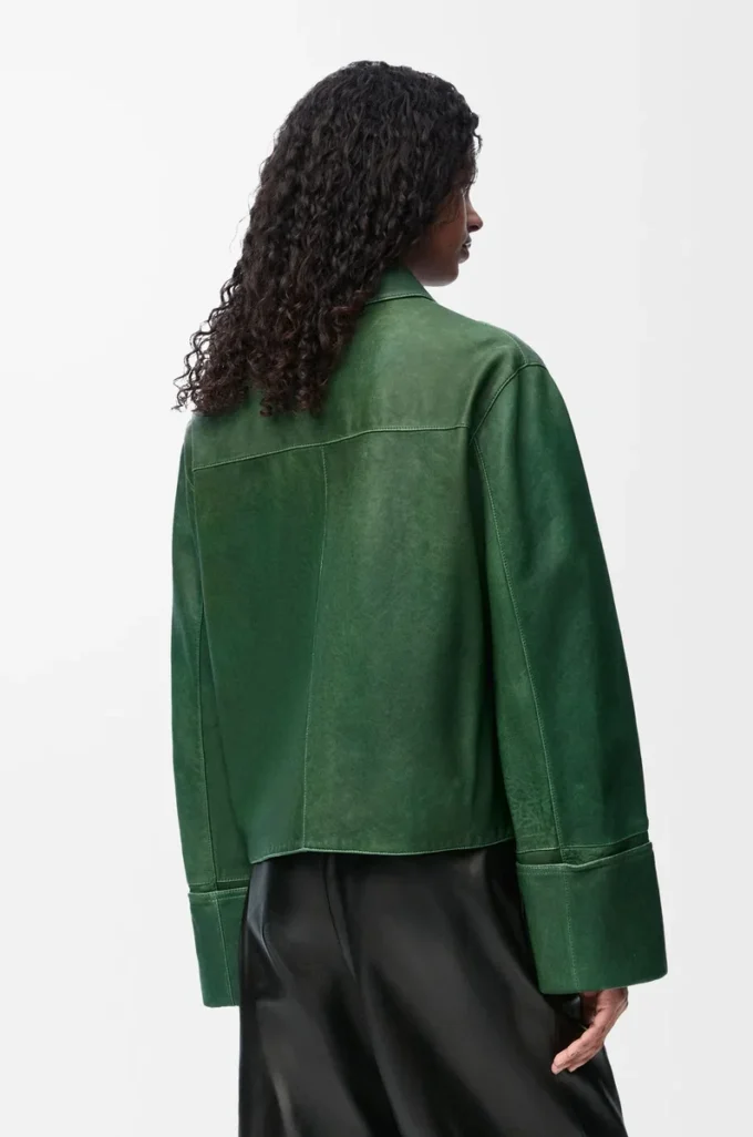Chaqueta con puños vueltos de piel de cordero napa verde oscuro