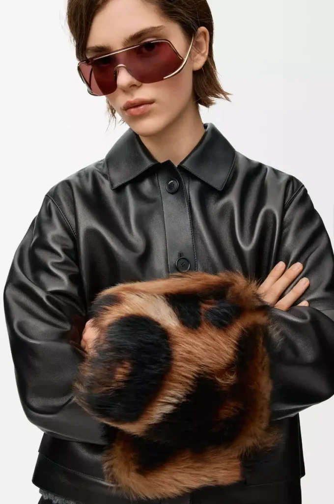 Chaqueta con solapas en piel de cordero napa. Chaqueta con solapas en piel de cordero napa.