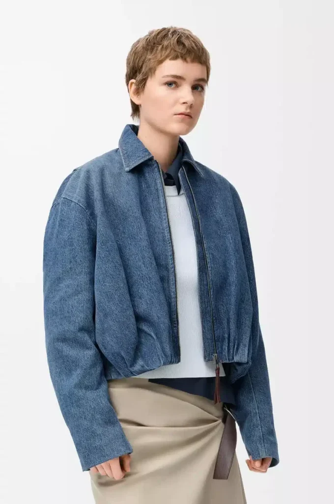 Chaqueta drapeada en denim azul índigo Chaqueta drapeada en denim azul índigo