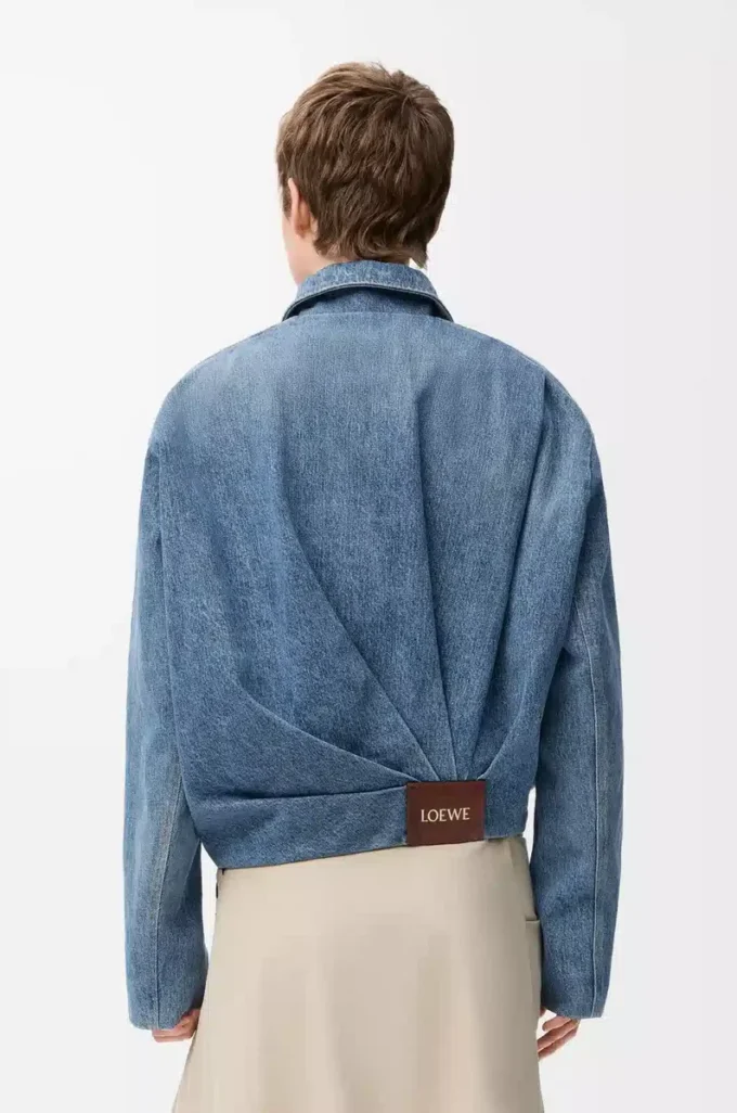 Chaqueta drapeada en denim azul índigo Chaqueta drapeada en denim azul índigo