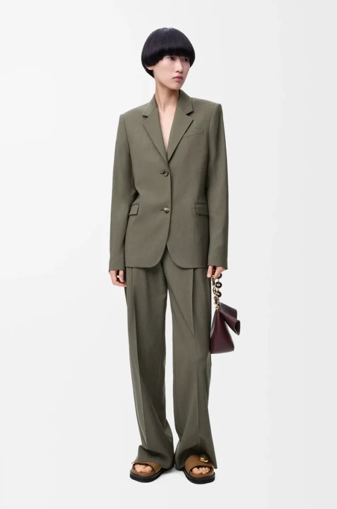 Chaqueta entallada de lana verde caqui Chaqueta entallada de lana verde caqui