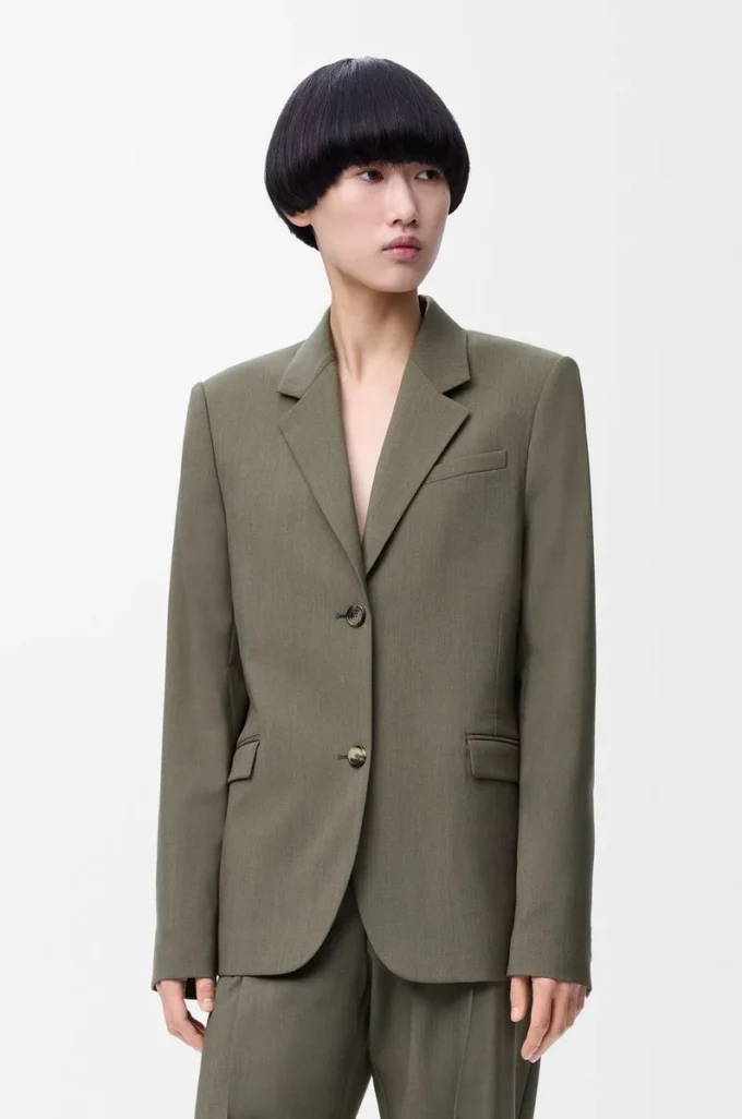 Chaqueta entallada de lana verde caqui Chaqueta entallada de lana verde caqui