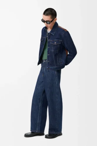 Chaqueta híbrida de denim y piel de becerro napa. Denim crudo Chaqueta híbrida de denim y piel de becerro napa. Denim crudo