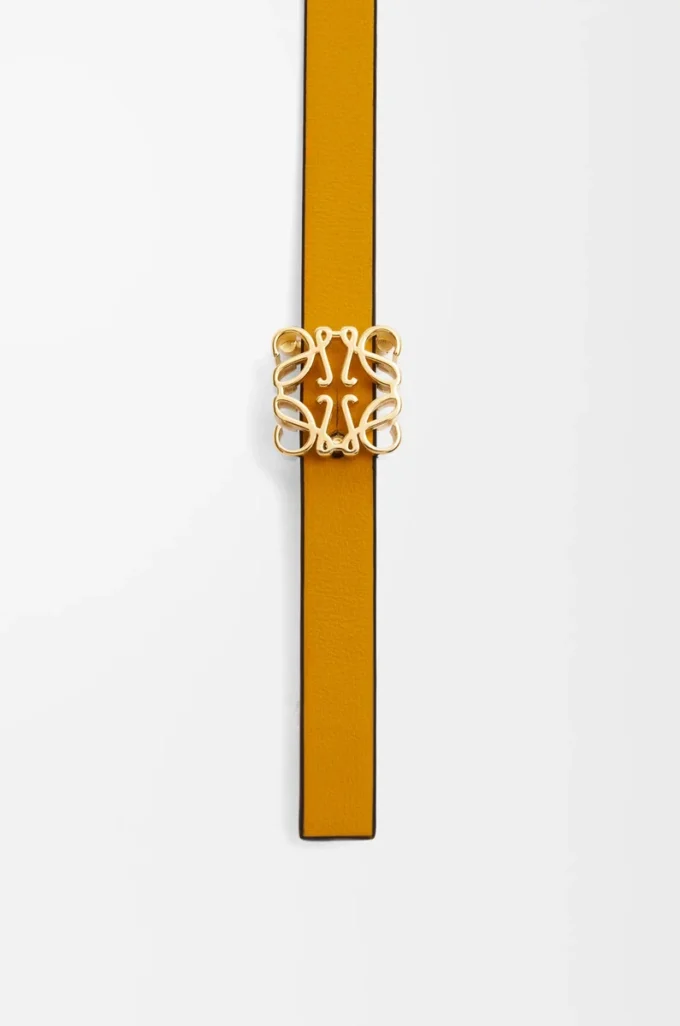 Cinturón reversible Anagram con hebilla cúbica en piel de becerro lisa Soft White/Sunflower/Gold Cinturón reversible Anagram con hebilla cúbica en piel de becerro lisa Soft White/Sunflower/Gold