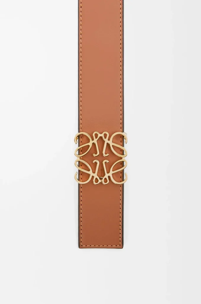 Cinturón reversible Anagram en piel de becerro lisa. Tan/Negro/Dorado Cinturón reversible Anagram en piel de becerro lisa. Tan/Negro/Dorado