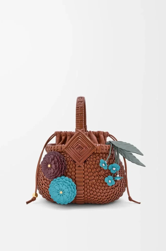 Colgante con forma de flor de fresa en piel de becerro clásica Turquesa/Verde Colgante con forma de flor de fresa en piel de becerro clásica Turquesa/Verde