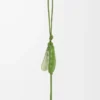 Colgante en forma de vaina de guisante en piel de becerro clásica verde primavera/jade primavera Colgante en forma de vaina de guisante en piel de becerro clásica verde primavera/jade primavera