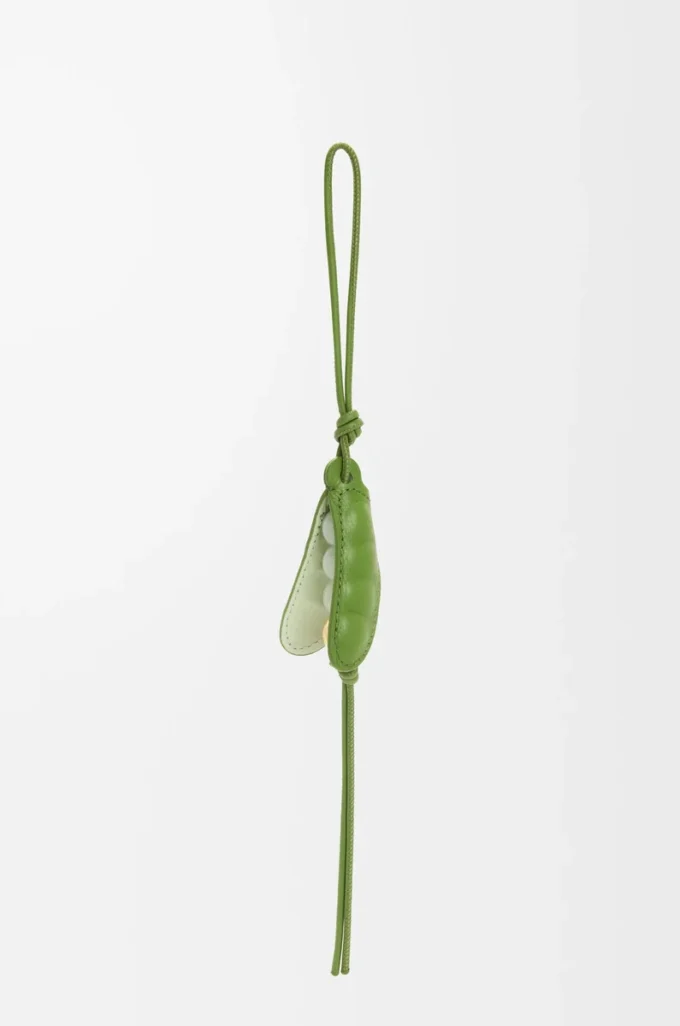 Colgante en forma de vaina de guisante en piel de becerro clásica verde primavera/jade primavera Colgante en forma de vaina de guisante en piel de becerro clásica verde primavera/jade primavera