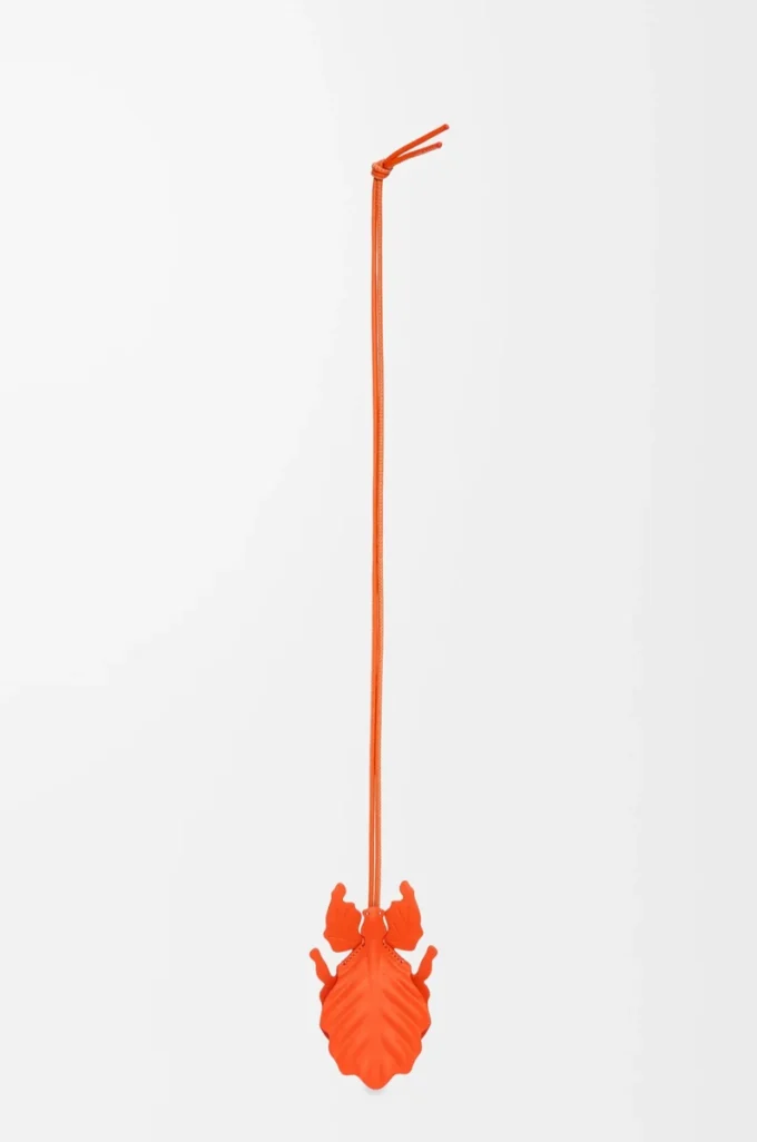 Colgante llavero con forma de insecto hoja en piel de becerro clásica naranja vivo Colgante llavero con forma de insecto hoja en piel de becerro clásica naranja vivo