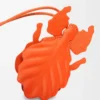 Colgante llavero con forma de insecto hoja en piel de becerro clásica naranja vivo Colgante llavero con forma de insecto hoja en piel de becerro clásica naranja vivo