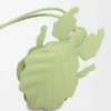 Colgante para llavero con forma de insecto hoja en piel de becerro clásica color Light Pear Colgante para llavero con forma de insecto hoja en piel de becerro clásica color Light Pear