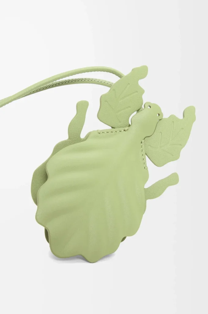 Colgante para llavero con forma de insecto hoja en piel de becerro clásica color Light Pear Colgante para llavero con forma de insecto hoja en piel de becerro clásica color Light Pear
