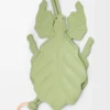 Colgante para llavero con forma de insecto hoja en piel de becerro clásica color Light Pear Colgante para llavero con forma de insecto hoja en piel de becerro clásica color Light Pear