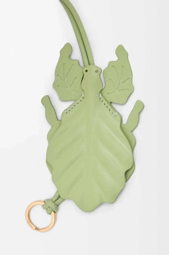 Colgante para llavero con forma de insecto hoja en piel de becerro clásica color Light Pear Colgante para llavero con forma de insecto hoja en piel de becerro clásica color Light Pear