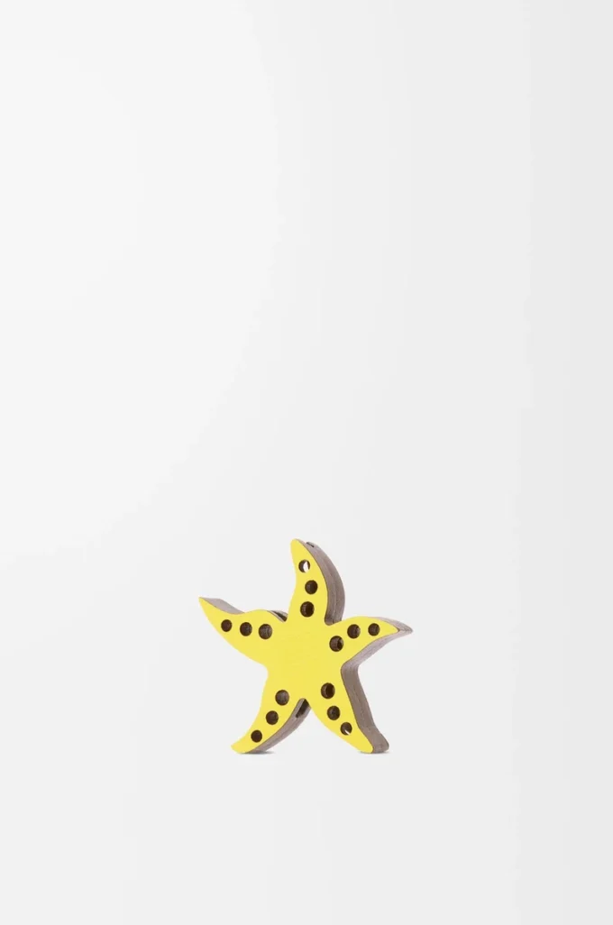 Dados con estrella de mar en piel de becerro amarillo/beige Dados con estrella de mar en piel de becerro amarillo/beige