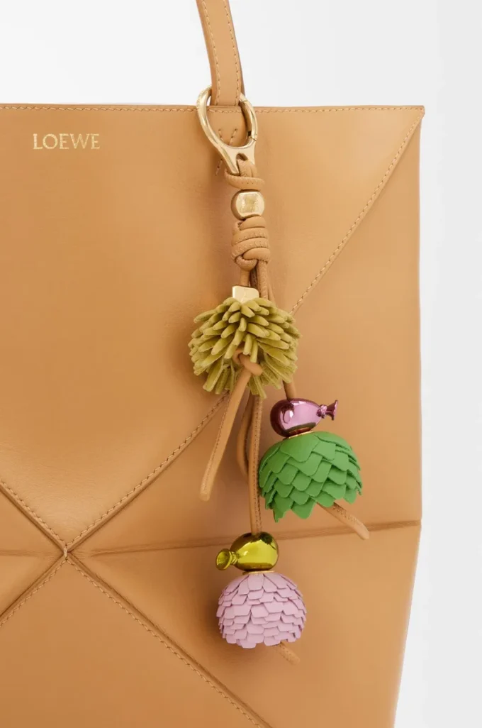 Dados con motivos florales en piel de becerro clásica rosa claro Dados con motivos florales en piel de becerro clásica rosa claro