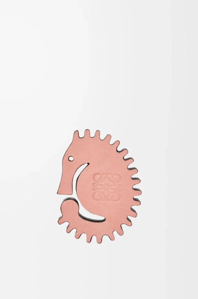 Dados Seahorse en piel de becerro clásica Blossom/Tan Dados Seahorse en piel de becerro clásica Blossom/Tan