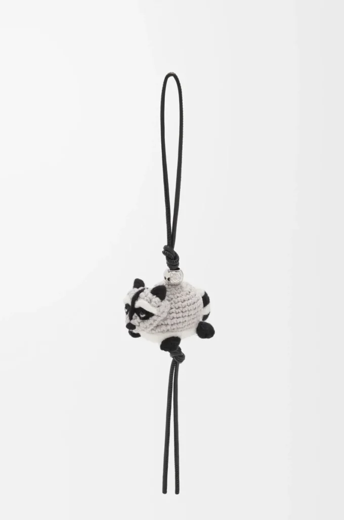 Dije de mapache en fieltro gris