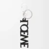 Dije LOEWE Signature en piel de becerro lisa. Negro