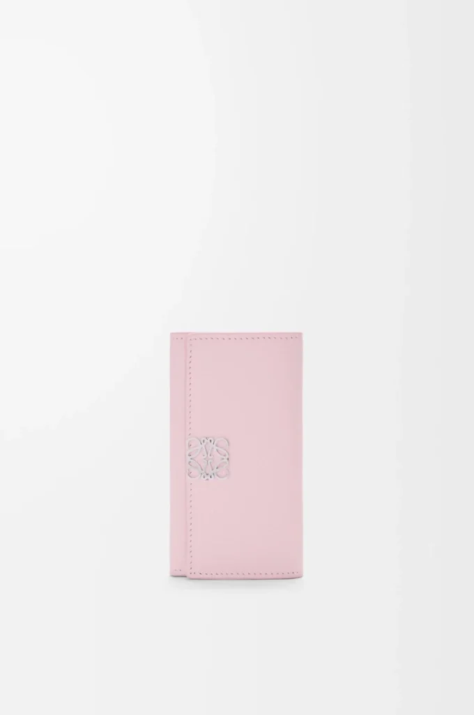 Estuche para llaves Anagram en piel de becerro granulada Blossom Estuche para llaves Anagram en piel de becerro granulada Blossom