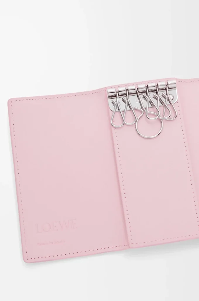 Estuche para llaves Anagram en piel de becerro granulada Blossom Estuche para llaves Anagram en piel de becerro granulada Blossom