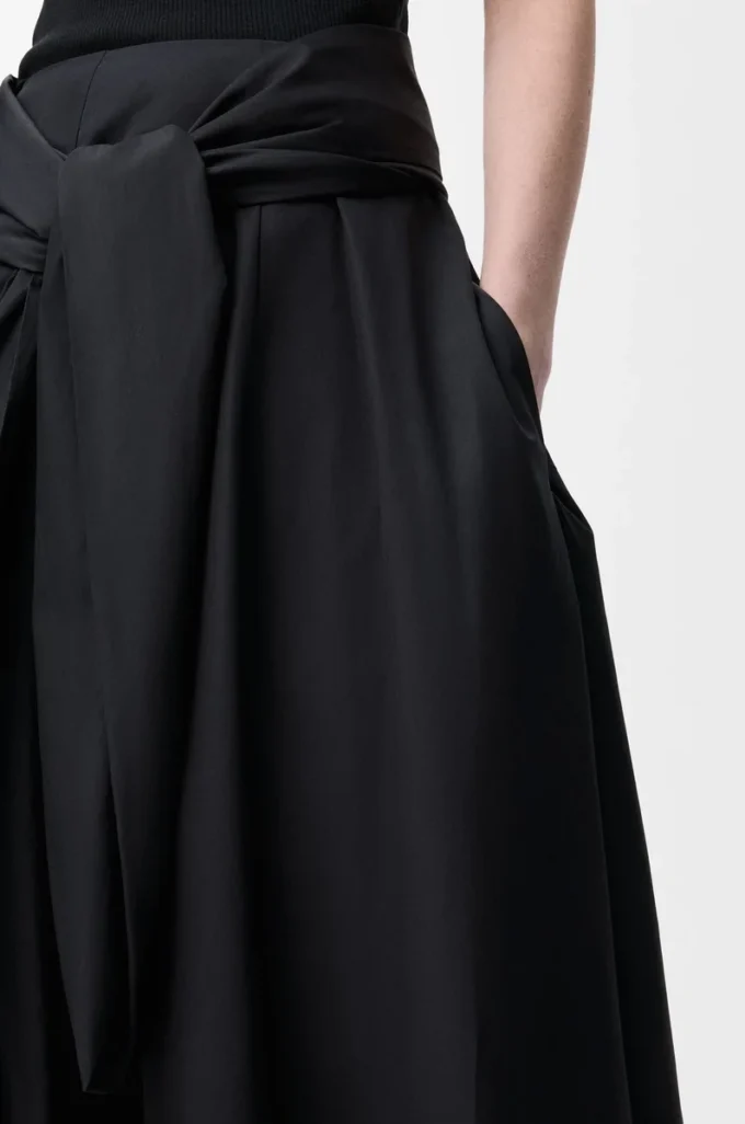 Falda cruzada de algodón negro