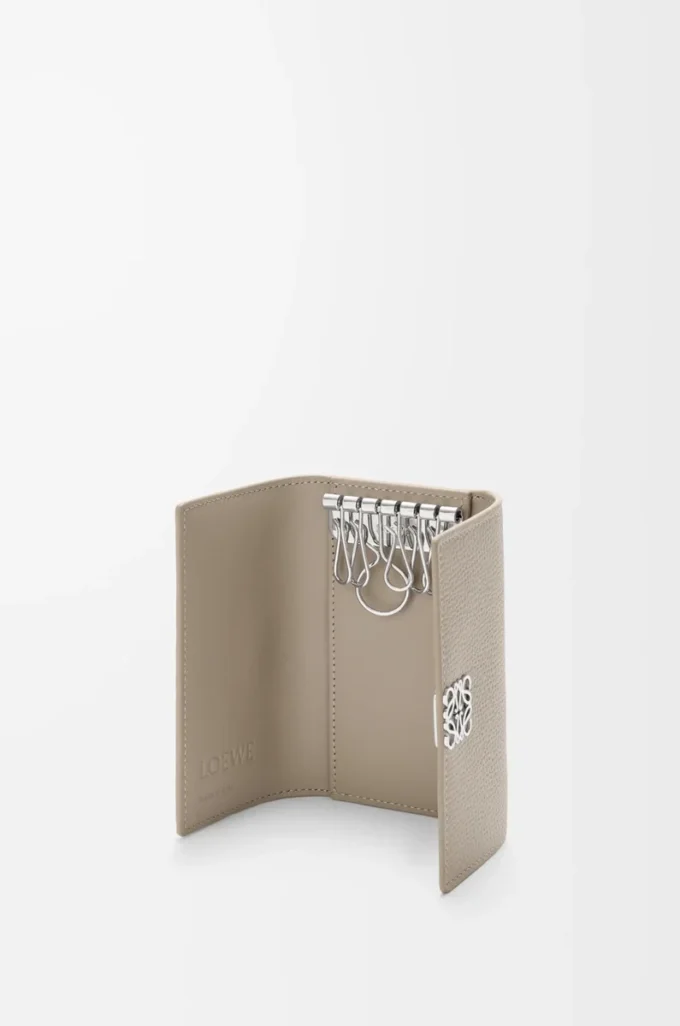 Funda para llaves Anagram en piel de becerro granulada Clay Funda para llaves Anagram en piel de becerro granulada Clay