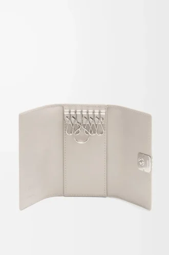 Funda para llaves Anagram en piel de becerro granulada Light Ghost