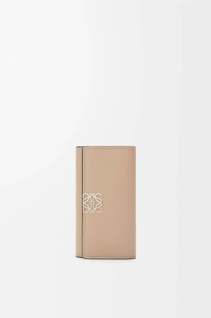 Funda para llaves Anagram en piel de becerro granulada Sand Funda para llaves Anagram en piel de becerro granulada Sand