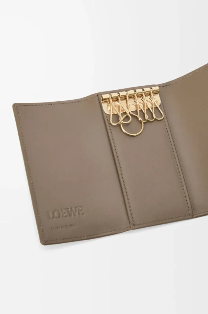 Funda para llaves Anagram en piel de becerro granulada Taupe Funda para llaves Anagram en piel de becerro granulada Taupe