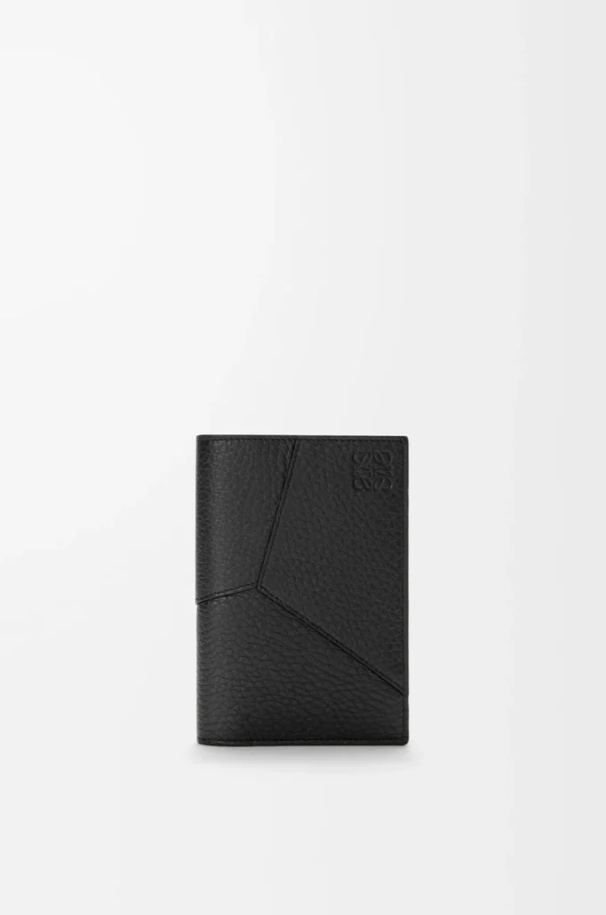 Funda para pasaporte Puzzle en piel de becerro granulada flexible. Color negro. Funda para pasaporte Puzzle en piel de becerro granulada flexible. Color negro.