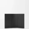 Funda para pasaporte Puzzle en piel de becerro granulada flexible. Color negro. Funda para pasaporte Puzzle en piel de becerro granulada flexible. Color negro.