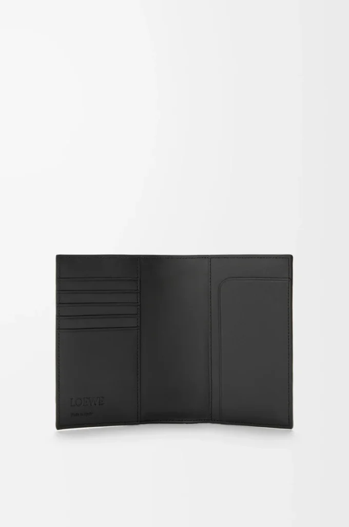 Funda para pasaporte Puzzle en piel de becerro granulada flexible. Color negro. Funda para pasaporte Puzzle en piel de becerro granulada flexible. Color negro.