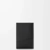 Funda para pasaporte Puzzle en piel de becerro granulada flexible. Color negro. Funda para pasaporte Puzzle en piel de becerro granulada flexible. Color negro.