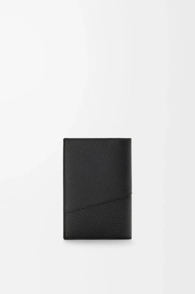 Funda para pasaporte Puzzle en piel de becerro granulada flexible. Color negro. Funda para pasaporte Puzzle en piel de becerro granulada flexible. Color negro.