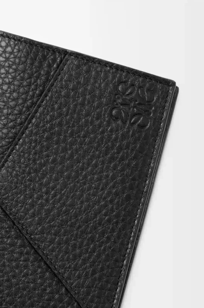 Funda para pasaporte Puzzle en piel de becerro granulada flexible. Color negro. Funda para pasaporte Puzzle en piel de becerro granulada flexible. Color negro.