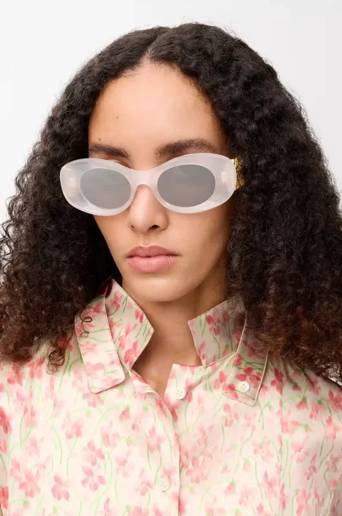 Gafas de sol ovaladas biseladas Maxi Anagram blancas Gafas de sol ovaladas biseladas Maxi Anagram blancas