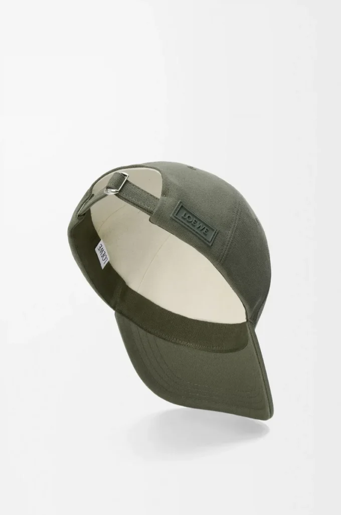 Gorra con parche de lona verde caqui Gorra con parche de lona verde caqui