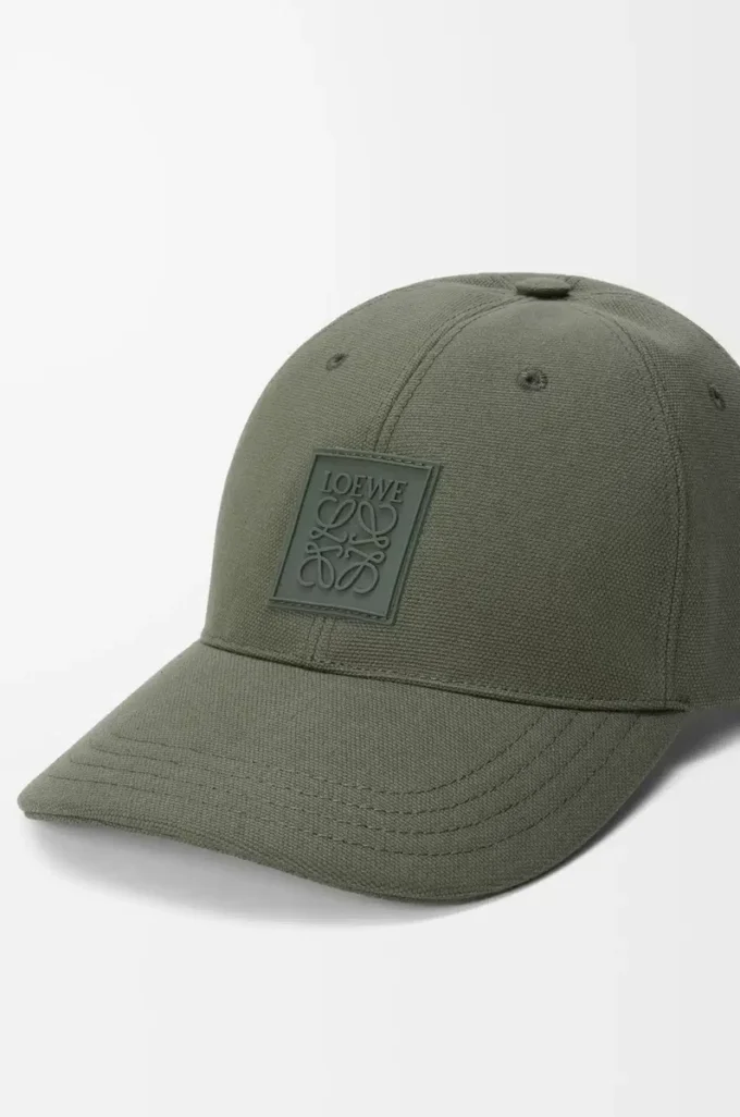 Gorra con parche de lona verde caqui Gorra con parche de lona verde caqui