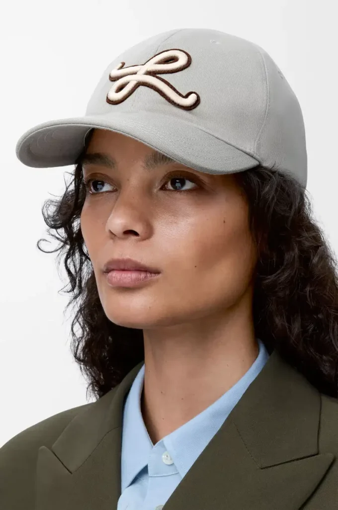 Gorra con parche L de algodón gris concha Gorra con parche L de algodón gris concha