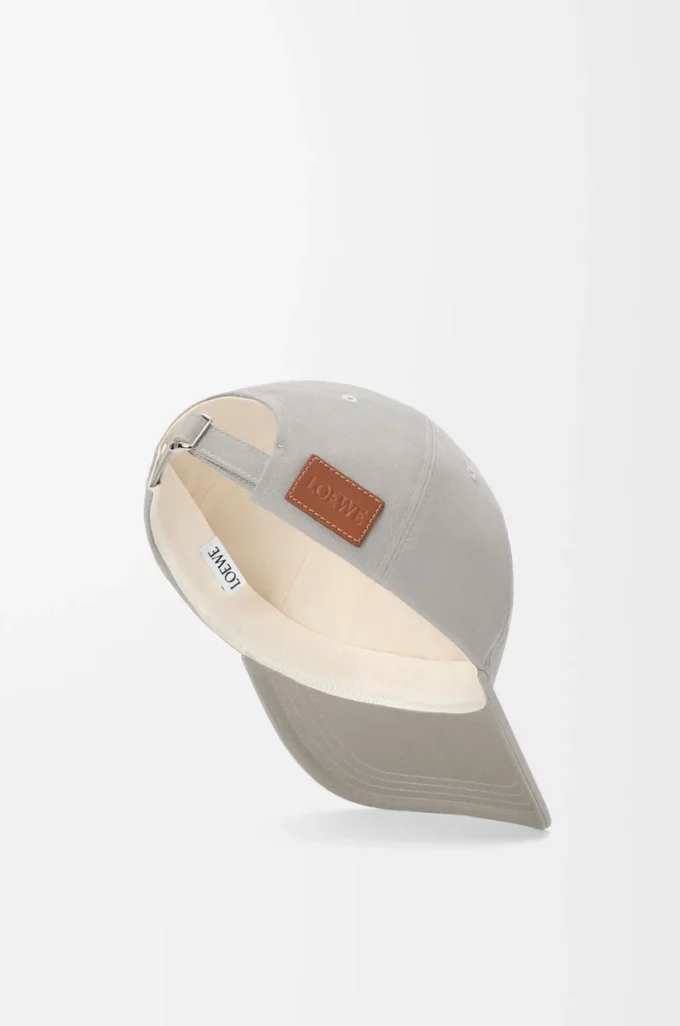 Gorra con parche L de algodón gris concha Gorra con parche L de algodón gris concha