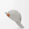 Gorra con parche L de algodón gris concha Gorra con parche L de algodón gris concha
