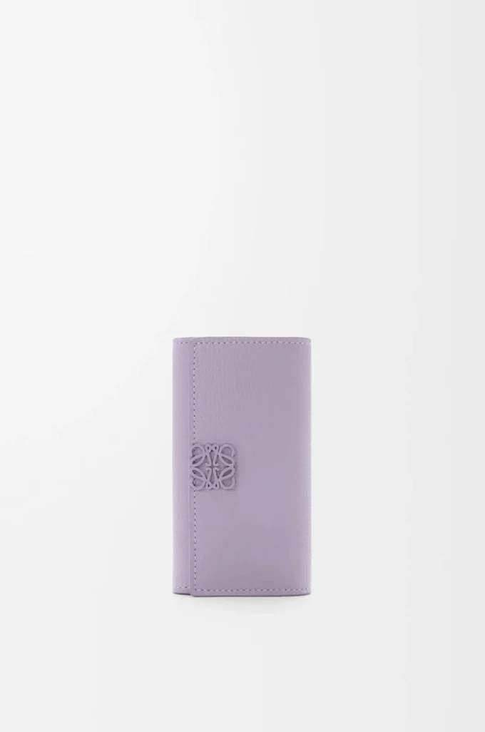 Llavero Anagram en piel de becerro granulada Dirty Mauve Llavero Anagram en piel de becerro granulada Dirty Mauve