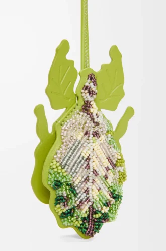Llavero con forma de insecto hoja en cuero con cuentas color verde prado Llavero con forma de insecto hoja en cuero con cuentas color verde prado