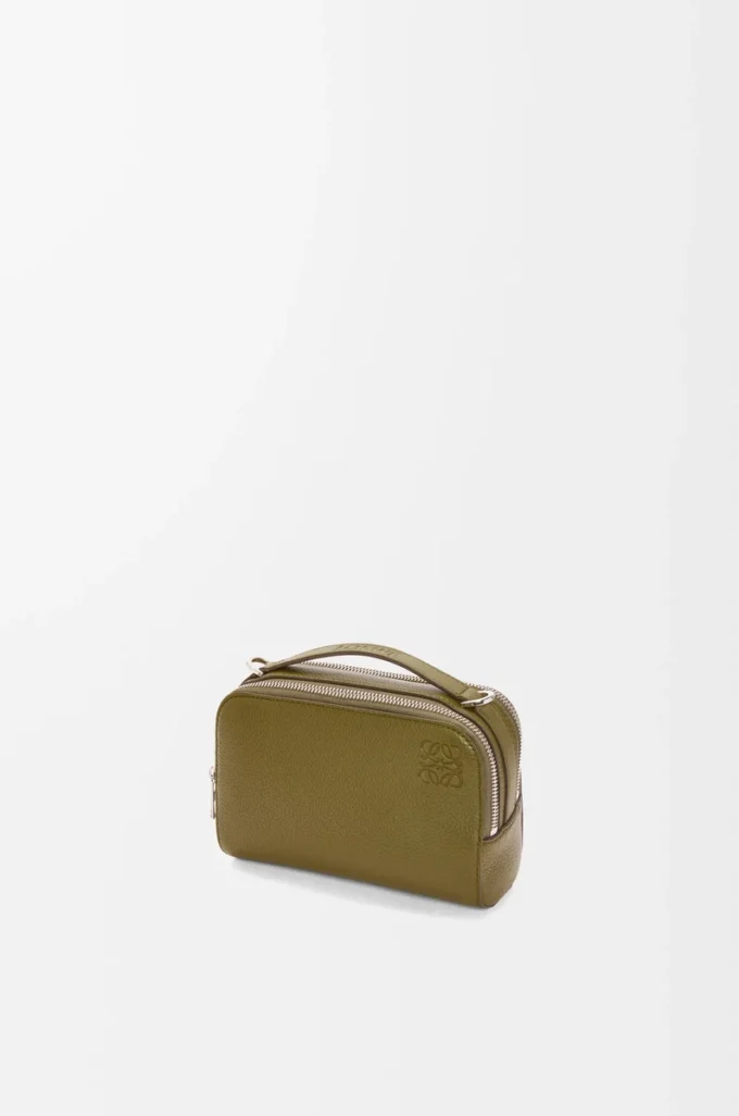 Mini bolso bandolera para cámara en piel de becerro granulada suave, color oliva Mini bolso bandolera para cámara en piel de becerro granulada suave, color oliva