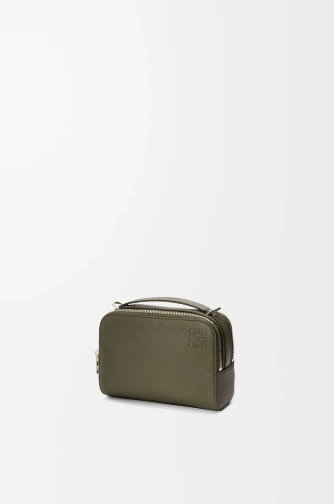 Mini bolso bandolera para cámara en piel de becerro granulada suave color verde caqui Mini bolso bandolera para cámara en piel de becerro granulada suave color verde caqui