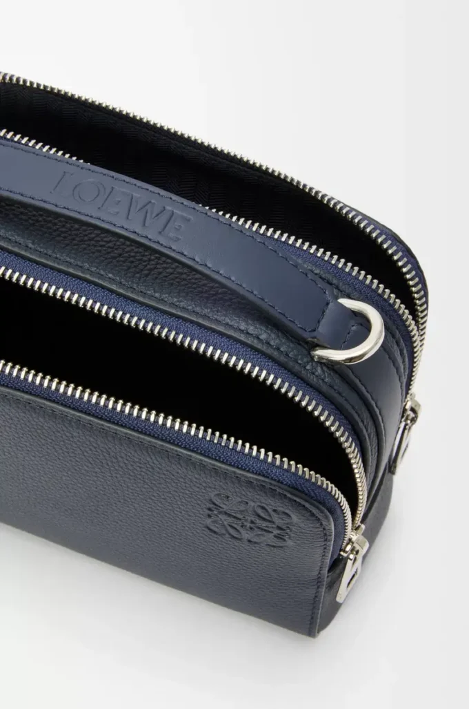 Mini bolso bandolera para cámara en piel de becerro granulada suave Deep Navy Mini bolso bandolera para cámara en piel de becerro granulada suave Deep Navy