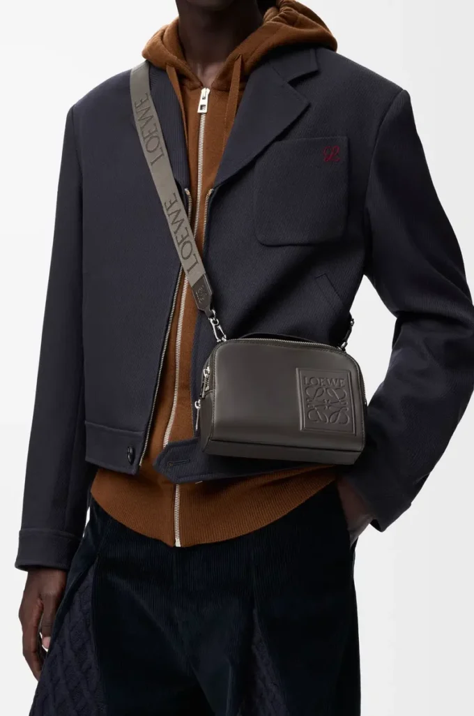 Mini bolso bandolera para cámara en piel de becerro satinada gris oscuro Mini bolso bandolera para cámara en piel de becerro satinada gris oscuro