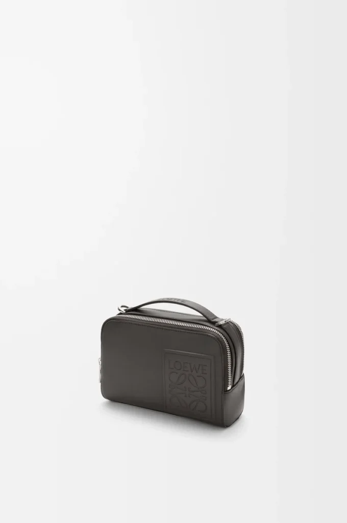 Mini bolso bandolera para cámara en piel de becerro satinada gris oscuro Mini bolso bandolera para cámara en piel de becerro satinada gris oscuro